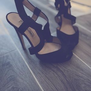 Size 38 1/2; black Oscar de la Renta strappy dress shoes.